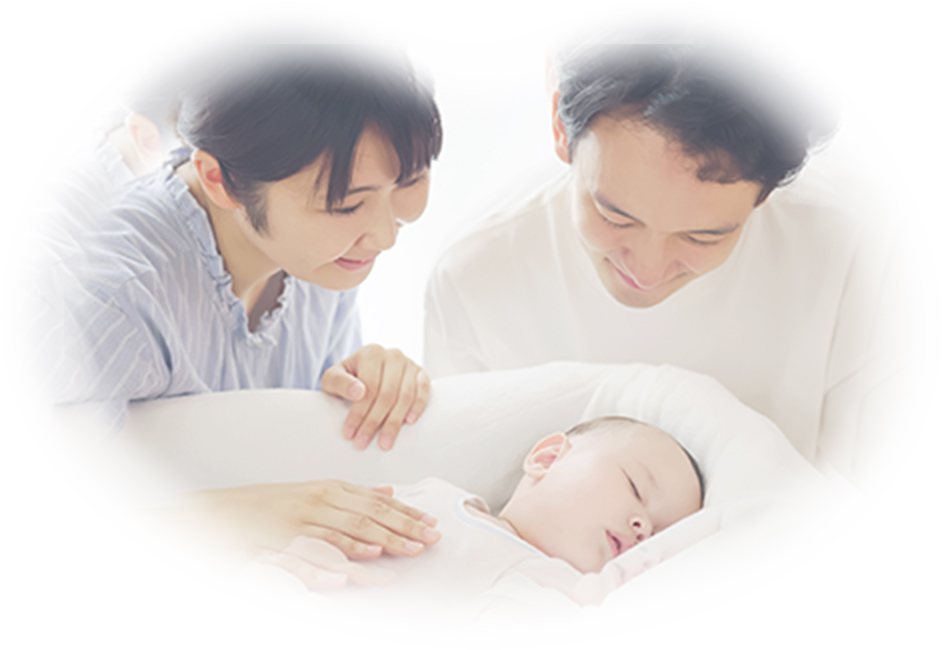 赤ちゃんを優しく見つめるパパとママのイメージ写真