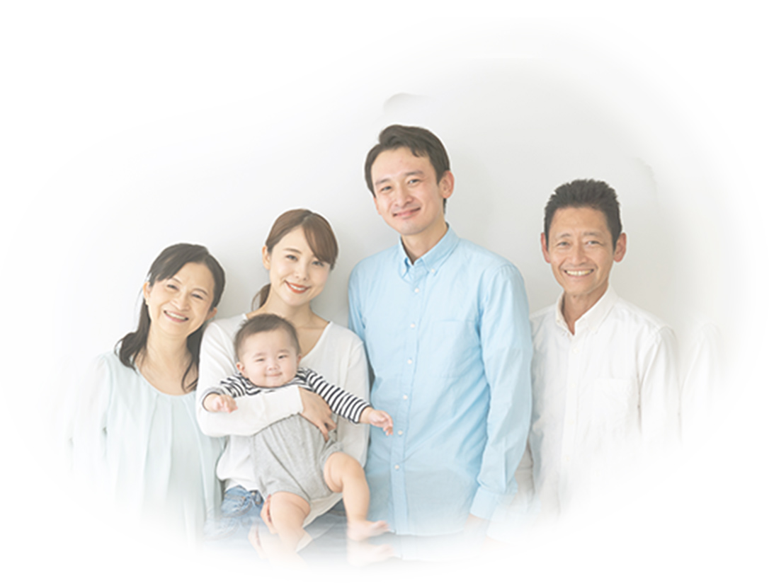 赤ちゃんとパパ、ママ、おじいちゃん、おばあちゃんのイメージ写真