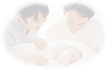 赤ちゃんを優しく見つめるパパとママのイメージ写真